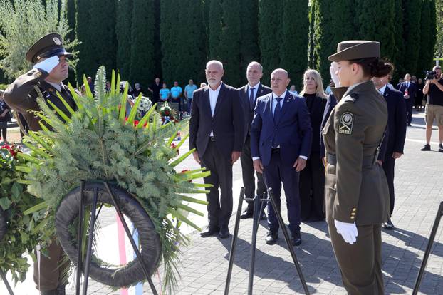 Vukovar: Polaganje vijenaca na Memorijalnom groblju povodom obilježavanja Dana sjećanja na nestale