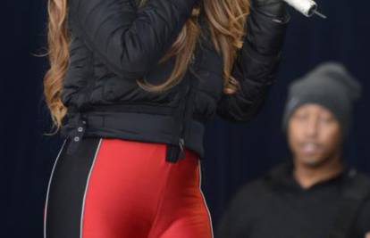 Mariah Carey na pozornici se pojavila u preuskim hlačama
