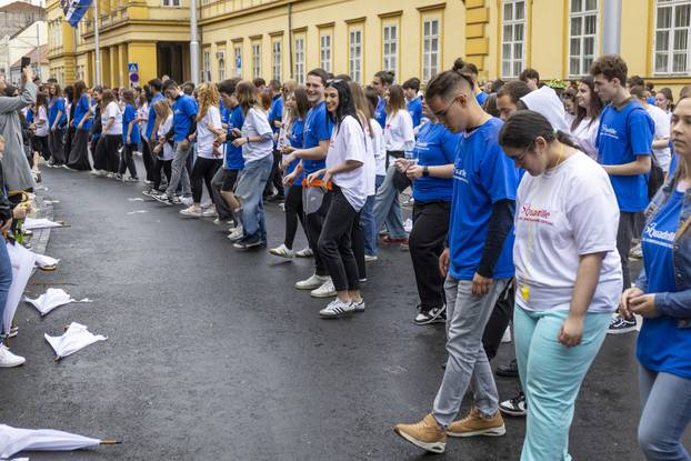 Osječki maturanti unatoč lošem vremenu plesali quadrillu u centru grada