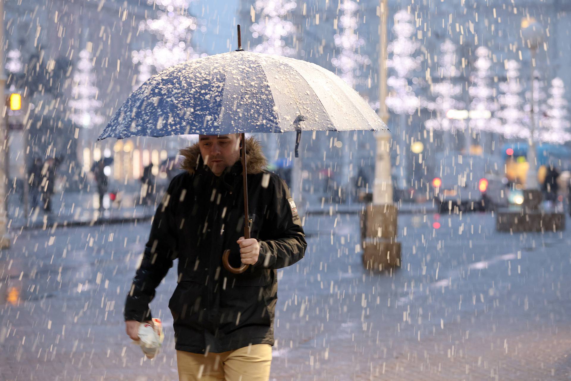 Zagreb: Pogoršanje vremena zahvatilo Zagreb, pada gusti snijeg