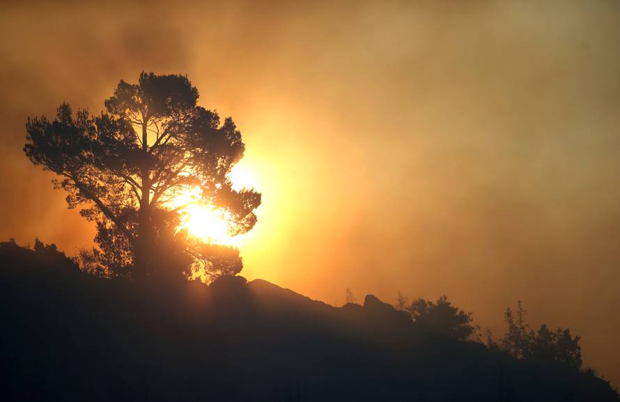 Kanader pomaže u gašenju, u Makarsku stiže i 150 vojnika