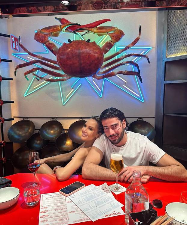 FOTO Pala je pusa, a sad šetnje Madridom: Savršeni Šime i njegova Maja se ne odvajaju!