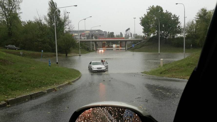 Ulice i podvožnjaci pod vodom: Zagreb pogodilo jako nevrijeme