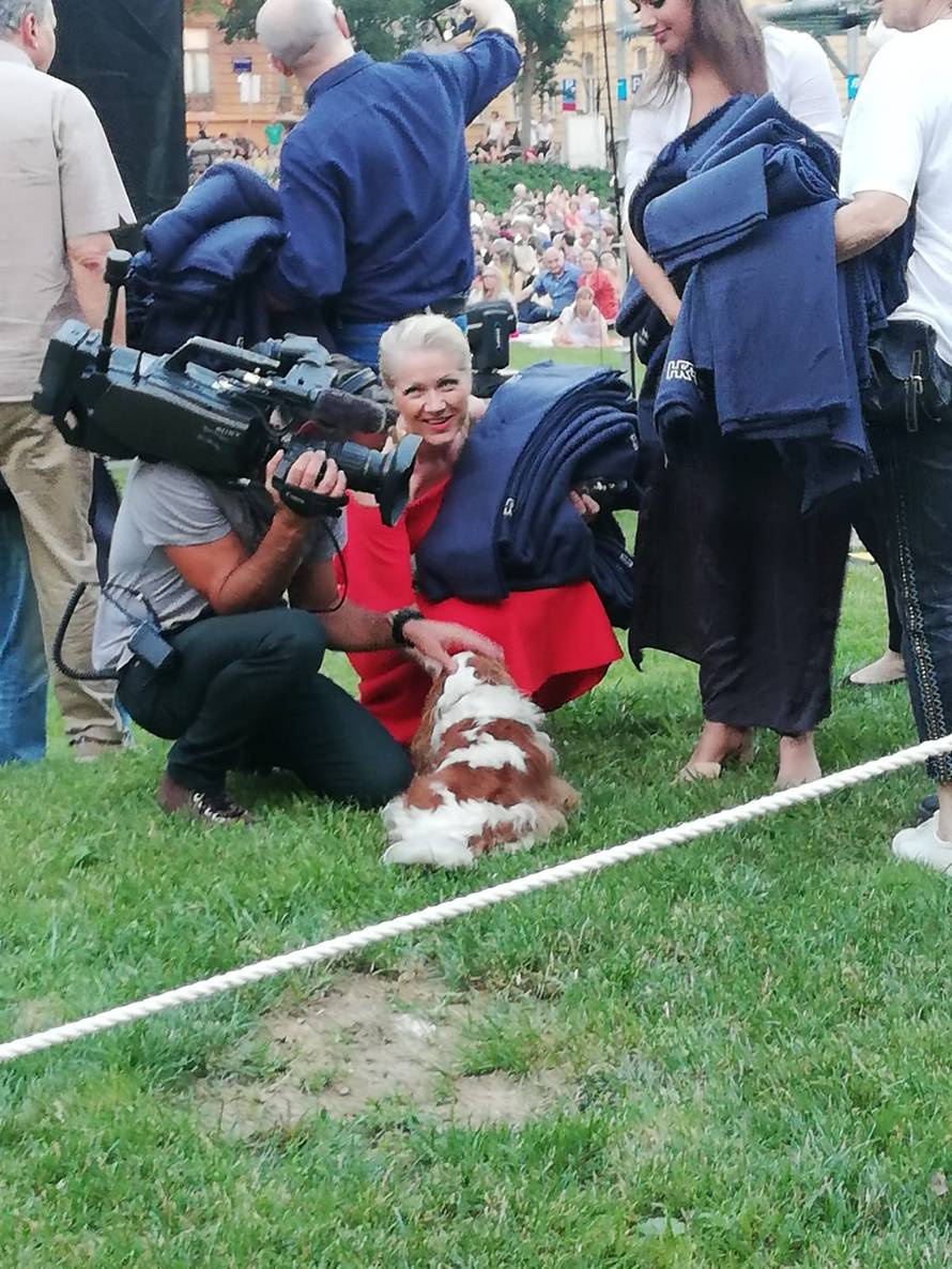 Kolar i Trbović dijelile publici deke na koncertu Zbora HRT-a