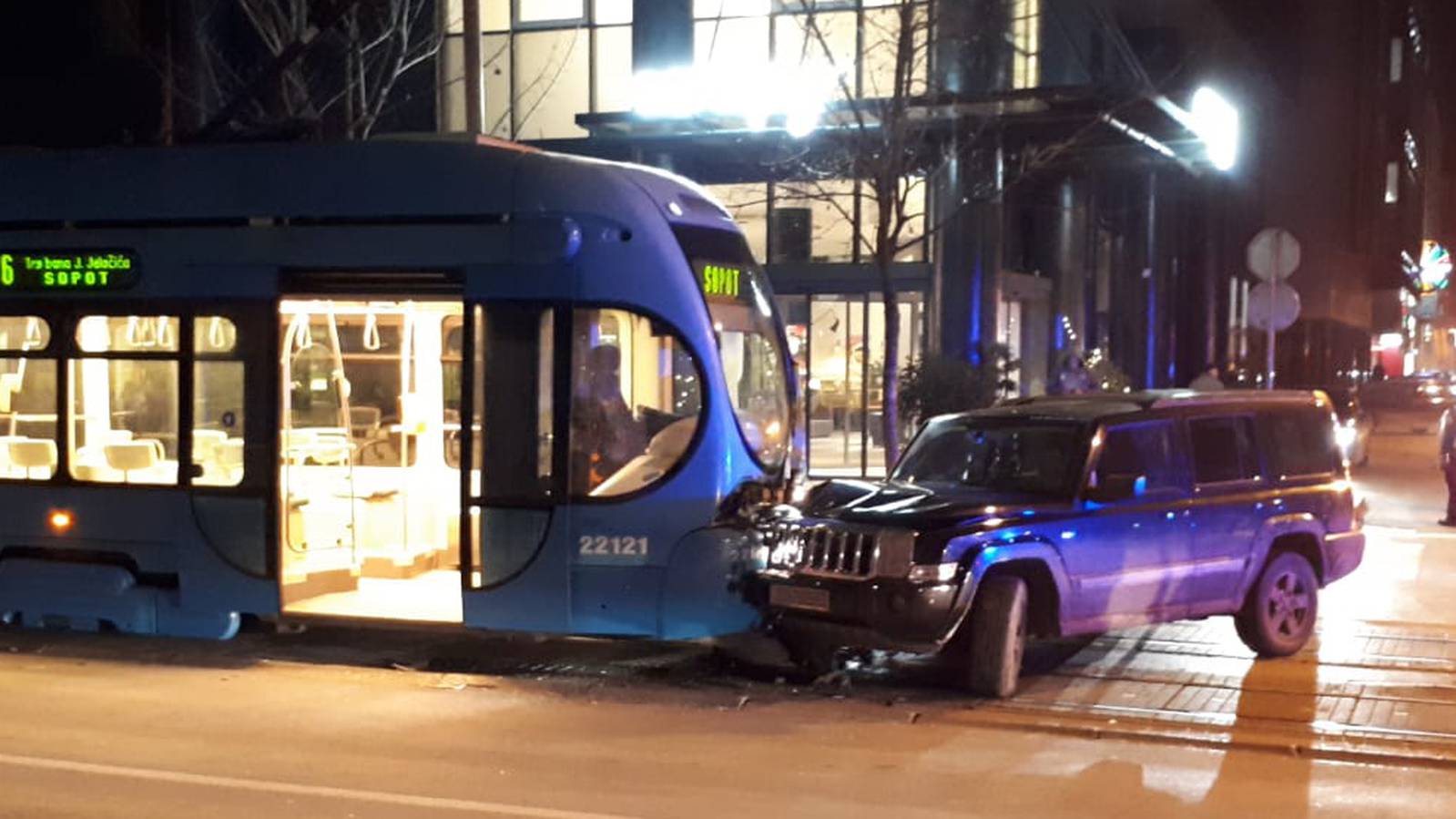 Zagreb: Sudar auta i tramvaja, srećom samo materijalna šteta