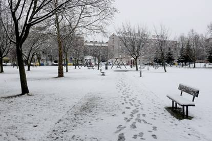 FOTO Snježna idila u Zagrebu: Djeca su već izvukla sanjke, na Jarunu se patke trude ugrijati