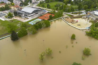 Karlovac: Pogled iz zraka na rijeku Koranu koja se izlila iz svog korita