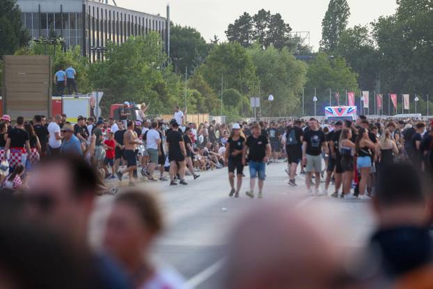 Zagreb: Obožavatelji zauzimaju mjesta unutar Hipodroma uoči početka koncerta