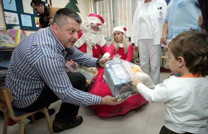 Komičar Zuhra darovima razveselio djecu u bolnici