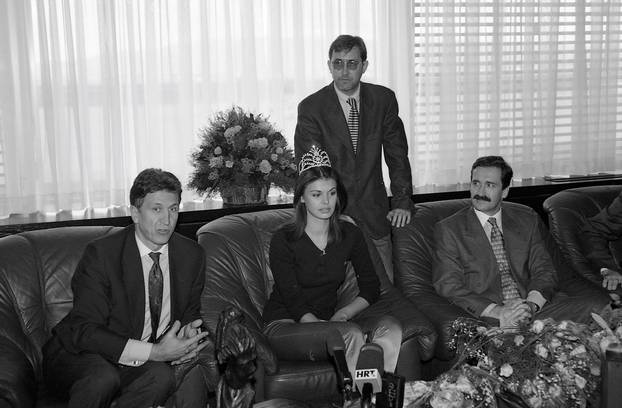 Zagreb: Povratak Anice Kovač s izbora za Miss svijeta gdje je okrunjena prvom pratiljom, 20.11.1995.