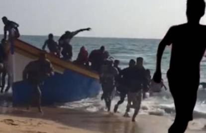 Šokirali turiste: Migranti trčali po plaži, mahali, dobili i vodu