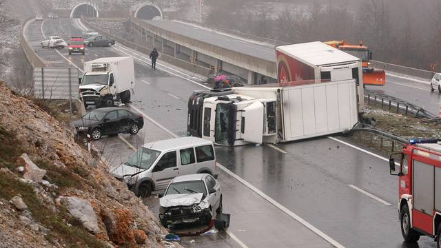 Na A1 poginulo četvero ljudi jer nisu posuli zaleđenu cestu?