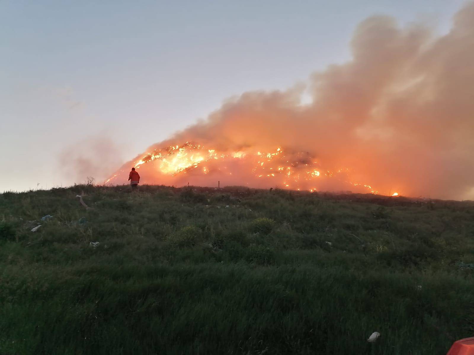 U općini Davor u Slavoniji gori smetlište, požar se širi dolinom