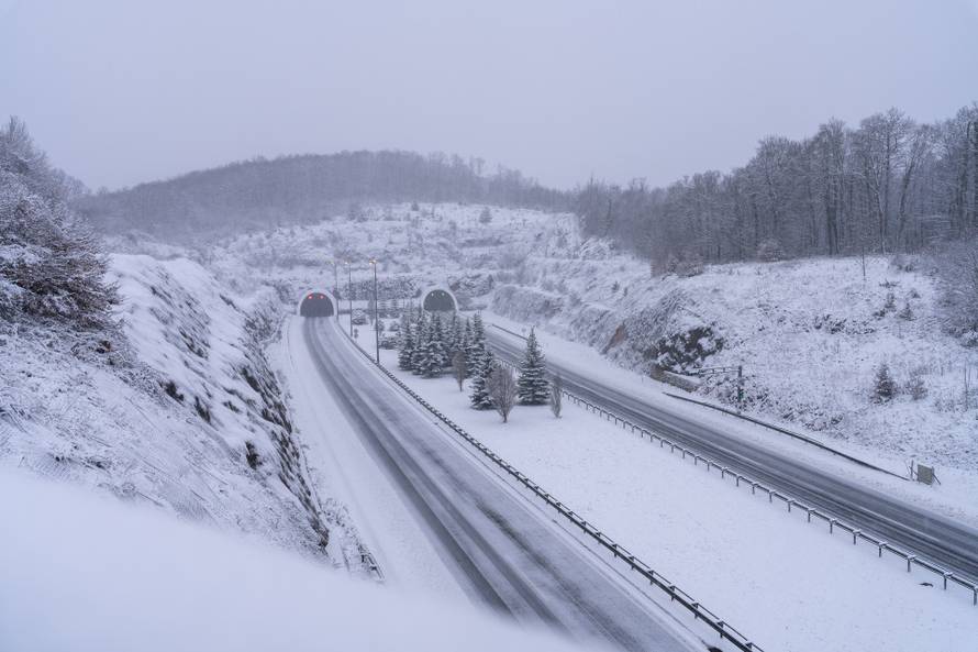 Zimski uvjeti na autocesti A1 kod čvora Otočac