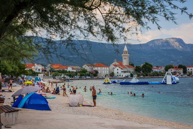 Kaštel Štafilić: Ljetni pljusak na plaži Gabine