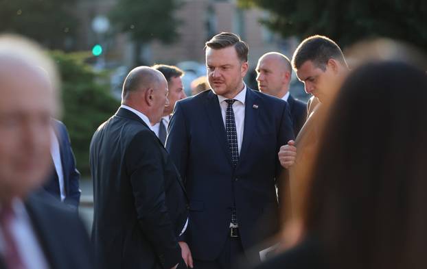 Zagreb: Dolazak uzvanika na svečani koncert u HNK