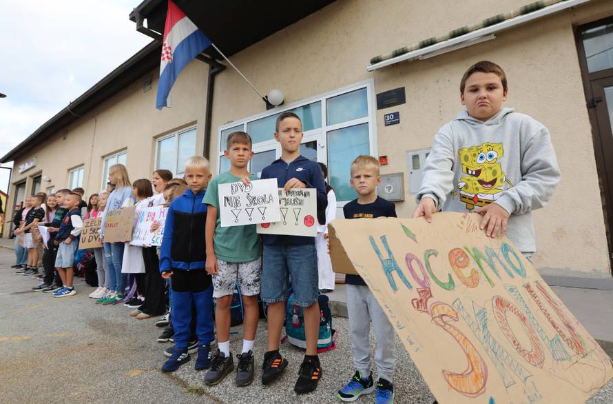 Zagreb: Prosvjed roditelja i djece Donjeg Dragonošca koja nastavu pohađaju u vatrogasnom domu