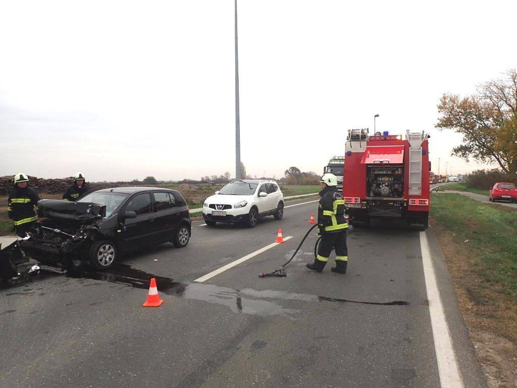 Žena i beba ozlijeđeni: Sudarili su se dva automobila i kamion