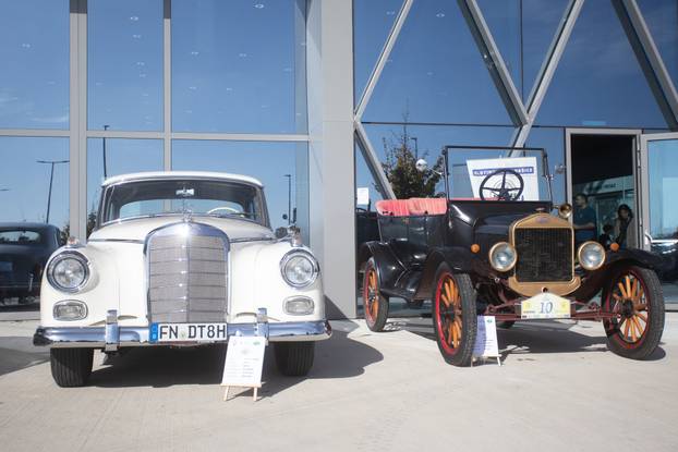 Osijek: Izložba oldtimer vozila ispred Gospodarskog centra