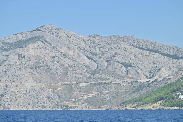Nastavlja se rušenje bespravno izgrađenih objekata u uvali Vruja