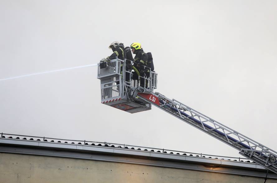 VIDEO Osnovna škola u Zagrebu gorjela više od dva sata, jedan vatrogasac je lakše ozlijeđen