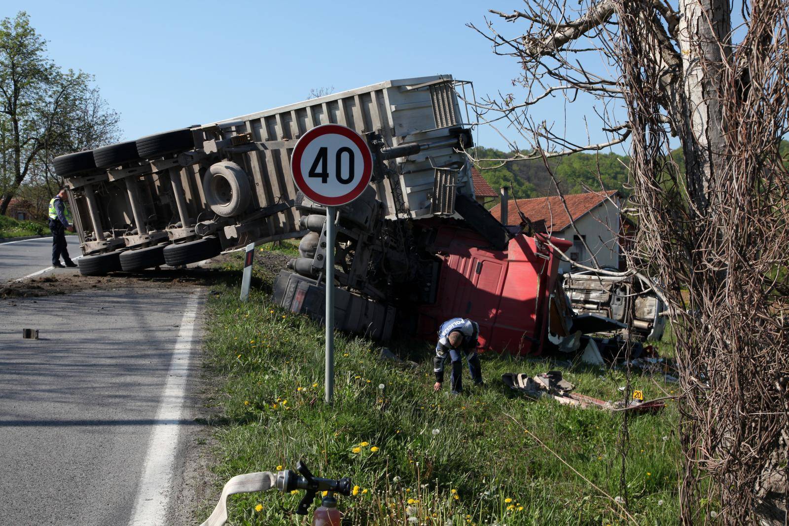 Na ulazu u selo Å½upiÃ¦ vozaÃ¨ kamiona izbjegavao divljaÃ¨ pa sletio s ceste