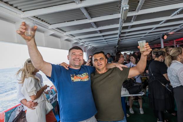 Split: Koncert u čast Oliveru Dragojeviću  na trajektu za Velu Luku