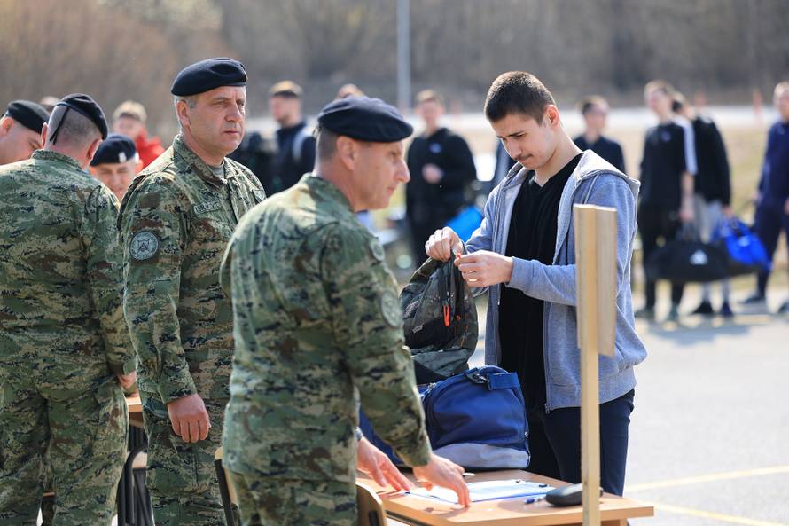 Ministar Anušić i general Kundid na prvom danu TVO-a na Slunju