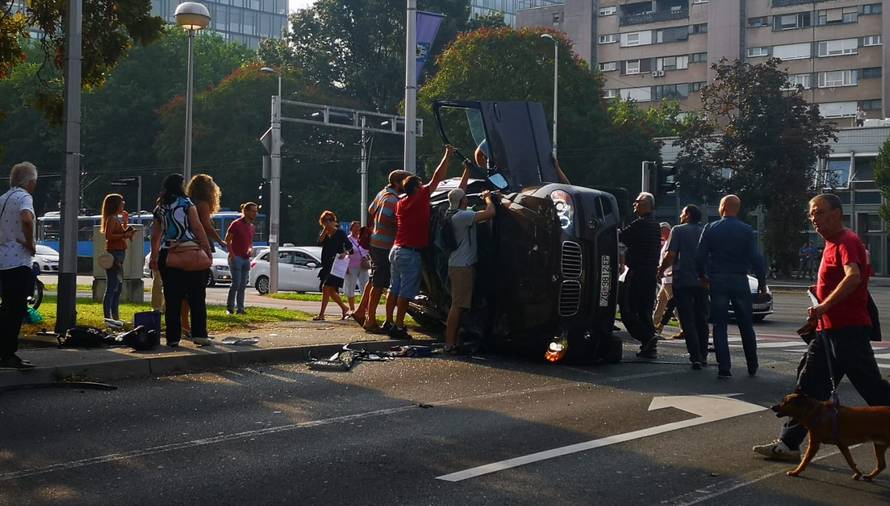 BMW završio na boku, građani izvlačili vozača i ženu iz auta