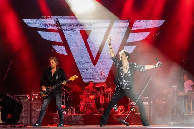 Pula: Parni valjak održao koncert u prepunoj Areni 