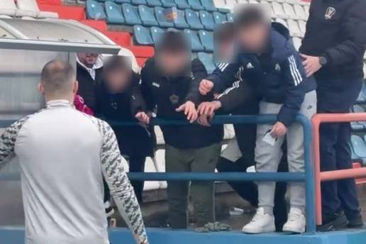 VIDEO Mali navija&ccaron; Dinama je imao molbu za Livakovi&cacute;a. A onda je on zagalamio treneru