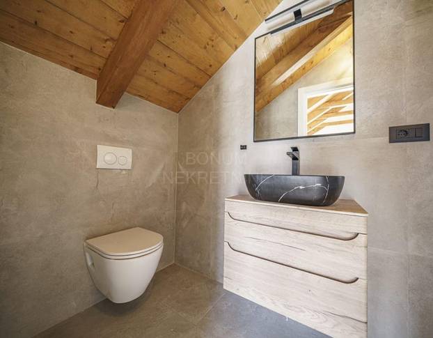 FOTO Ulov i pol: Kamena kuća u Tribunju nalazi se tik do mora, a vrijedi manje od 'milje'!?!