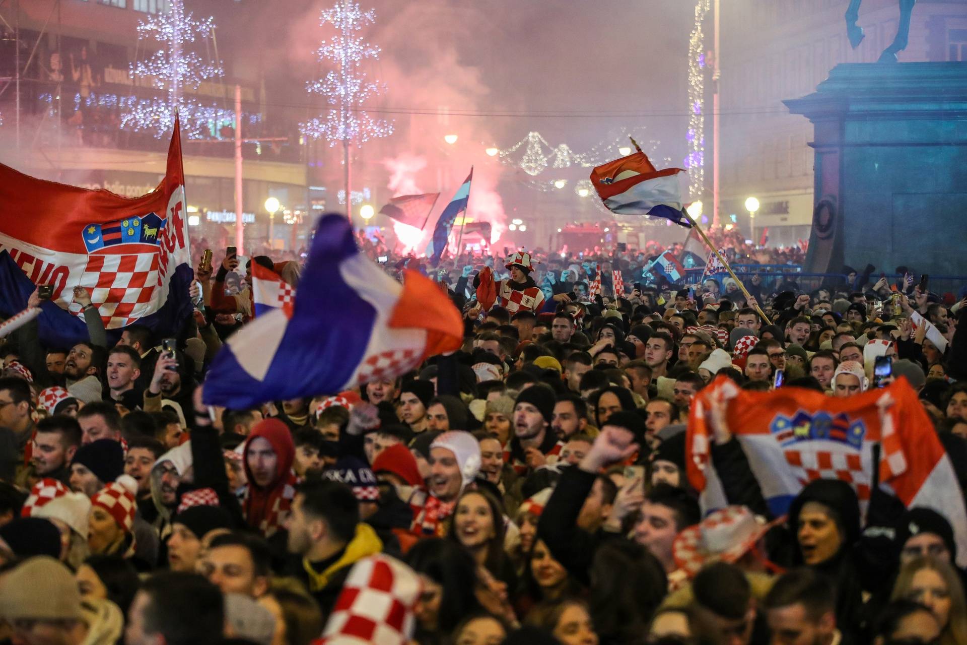 Prava ludnica vlada na Jelačićevom trgu, Vatreni krenuli prema Trgu