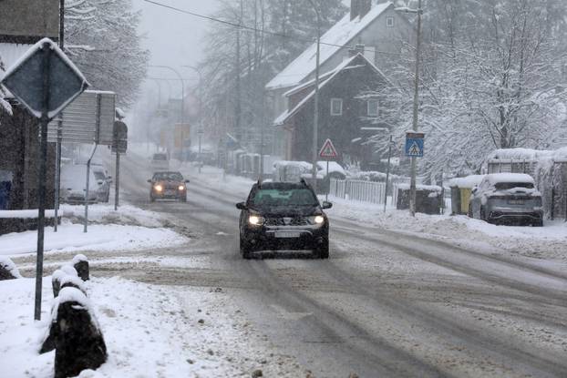 Delnice: Snijeg i jak vjetar otežavaju promet
