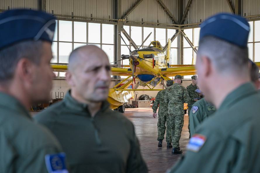 Hrvatske vojne protupožarne pilote pohvalili NATO i EU