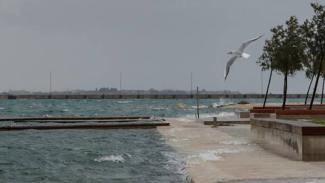 Zadar: Zbog nevremena, juga i kiše podignula se razina mora