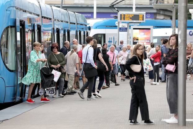 Zagreb: ZET je od danas dodatno smanjio broj polazaka i uveo ljetni vozni red u tramvajskom i autobusnom prometu