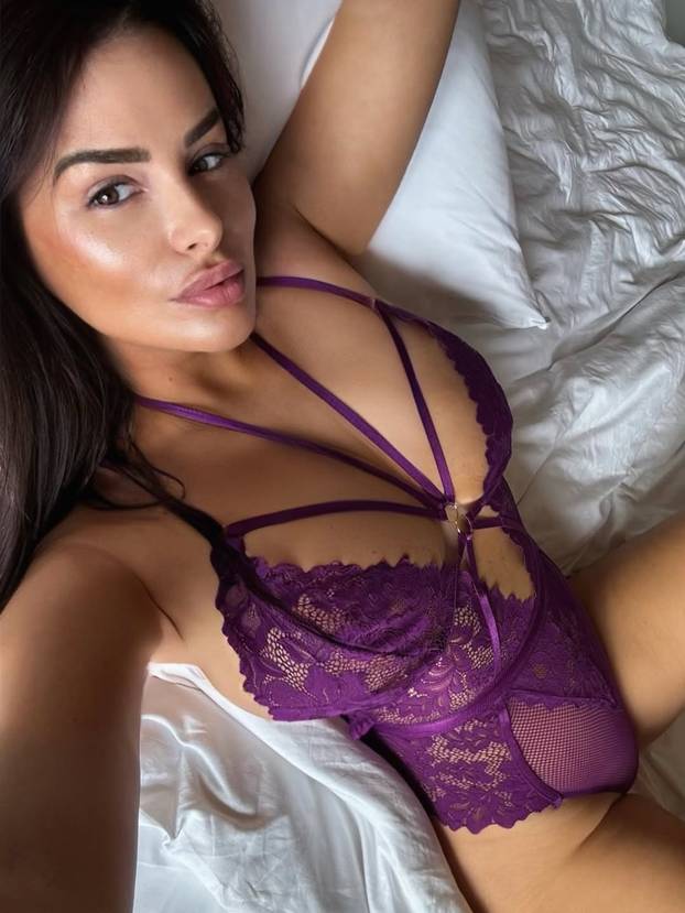 Manekenka je smanjila grudi pa sada pokazuje novo poprsje: Na sebi ima samo gaćice i grudnjak