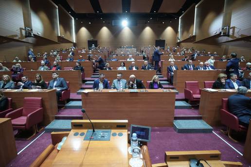 Sabornici raspravljaju o pravu na pristup informacijama i radu HRT-a: Stiže i premijer Ukrajine