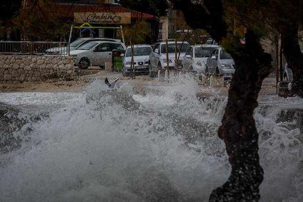 - Tijekom noci, Dalmaciju je zahvatilo olujno jugo i lebicada te su vecine dalmatinskih riva potopljene.