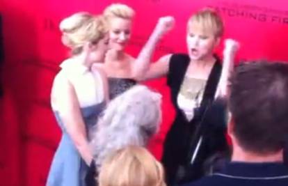Jennifer Lawrence vrištala na fotografe na crvenom tepihu 