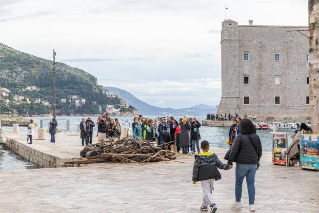 Dubrovnik: Čišćenje gradske plaže Banje od smeća i plastike nanesenih jugom