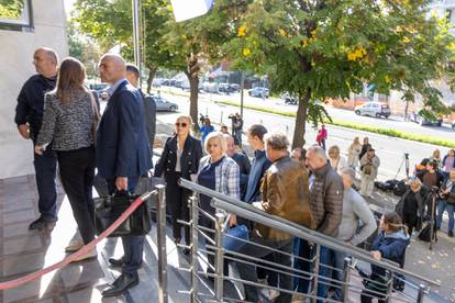 Potresne fotografije roditelja ubijene djece u Beogradu: U suzama se grle pred sudom