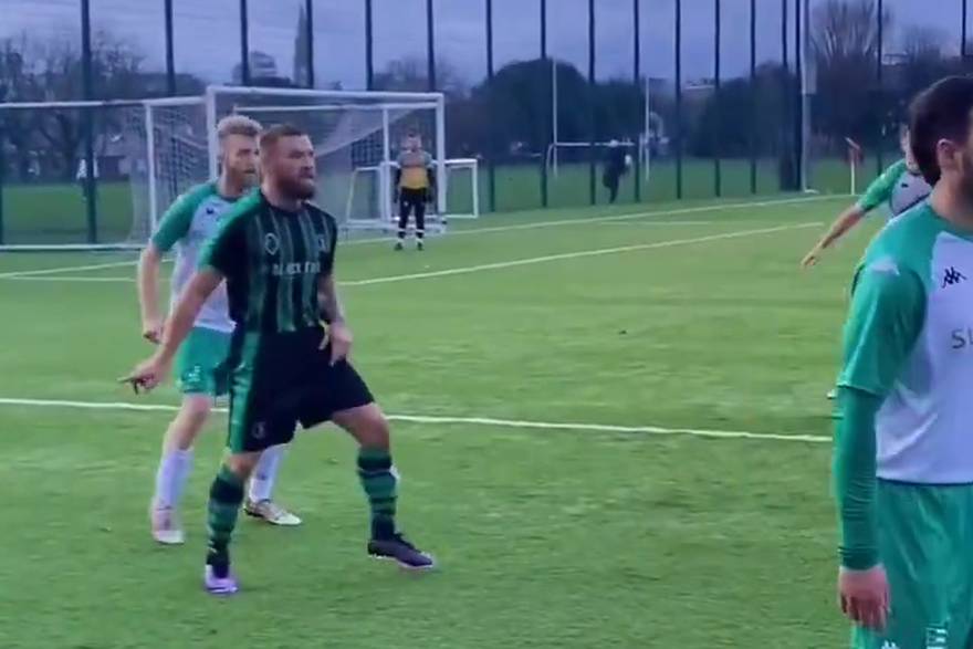 Conor McGregor igra nogomet