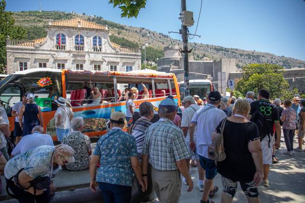 Dubrovnik: Turističke gužve u gradu i spas od vrućine u moru