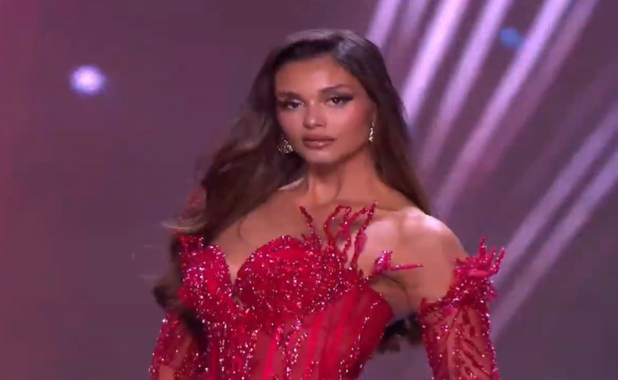 Laura Gnjatović objavila video sebe u badiću: Prošetala je i u raskošnoj večernjoj haljini...