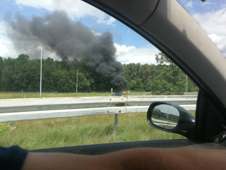Buktinja na autocesti: Auto se zapalio kod čvora Ivanja Reka