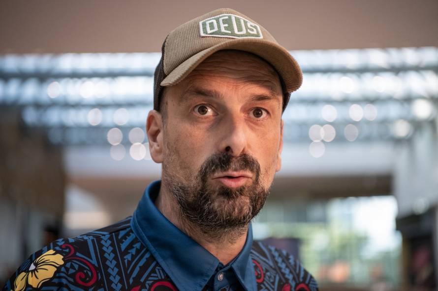 Papirnati stage Dubioze: Brano Jakubović predstavio knjigu...