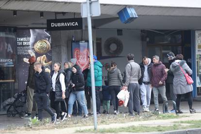 FOTO Velike gužve kod dućana i pekarnice na kolodvoru u Zagrebu: 'Red je cijelom ulicom'