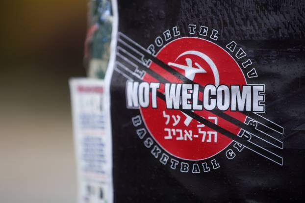 U Sarajevu postavljeni plakati i transparenti koji pozivaju na otkazivanje košarkaške utakmice Eurolige između Dubaija i izraelskog Hapoela